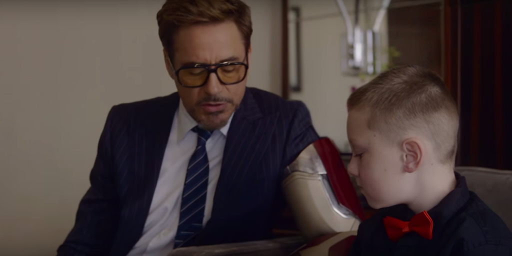 ไอรอนแมนในชีวิตจริง Robert Downey Jr มอบแขนกลไบโอนิกแก่เด็กๆ 2 แขนกลไบโอนิก โรเบิร์ต ดาวนีย์ จูเนียร์ มอบให้เด็กพิการ